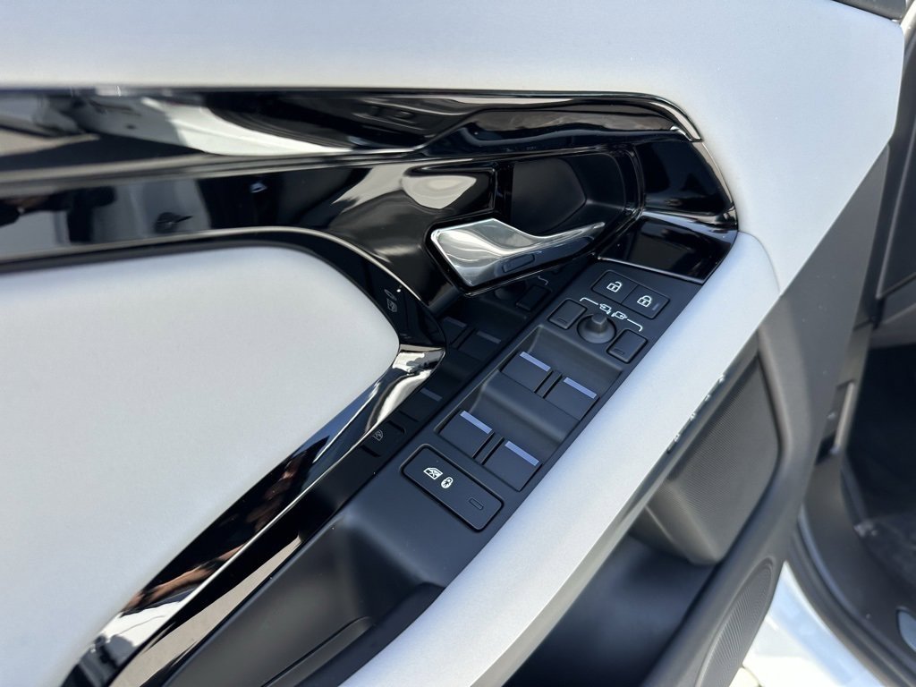 Used 2024 Land Rover Range Rover Evoque Dynamic SE image 11