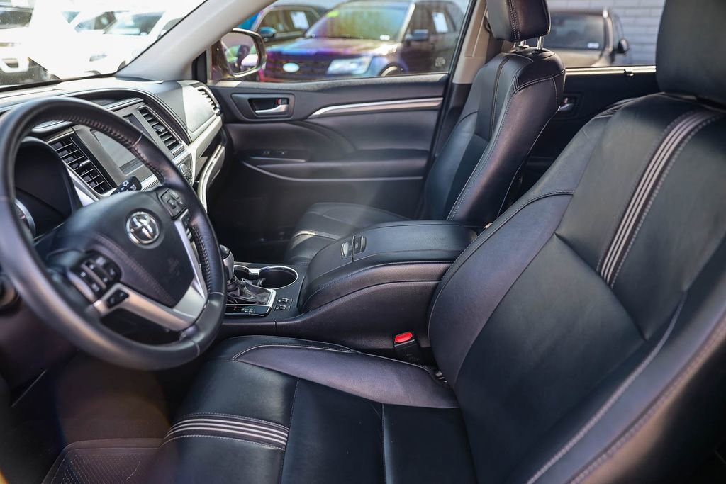 Used 2017 Toyota Highlander SE w/ Carpet Mat Package AWD/4WD image 18