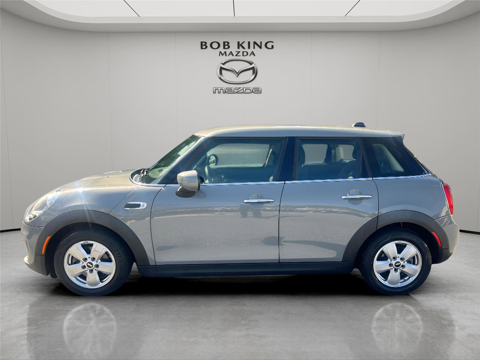 Used 2021 MINI Cooper 4-Door Hardtop image 2