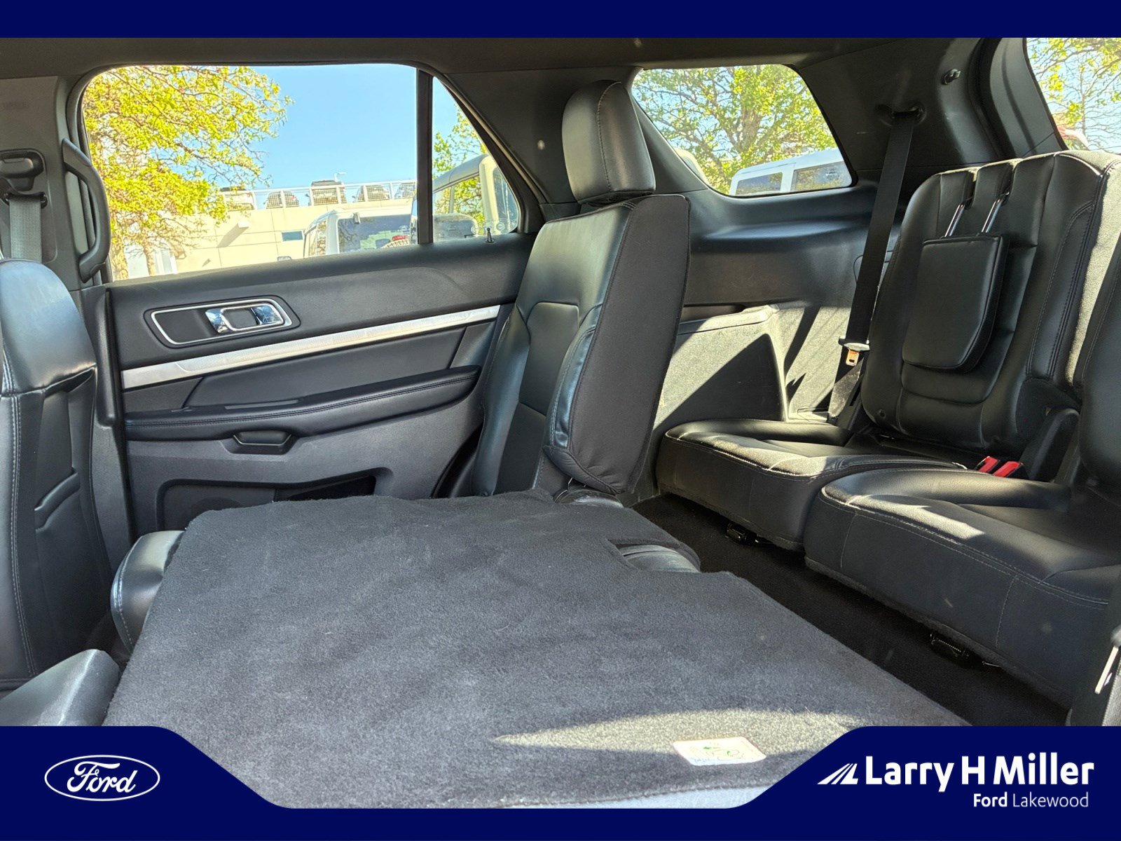 Used 2019 Ford Explorer XLT w/ Equipment Group 202A AWD/4WD image 17