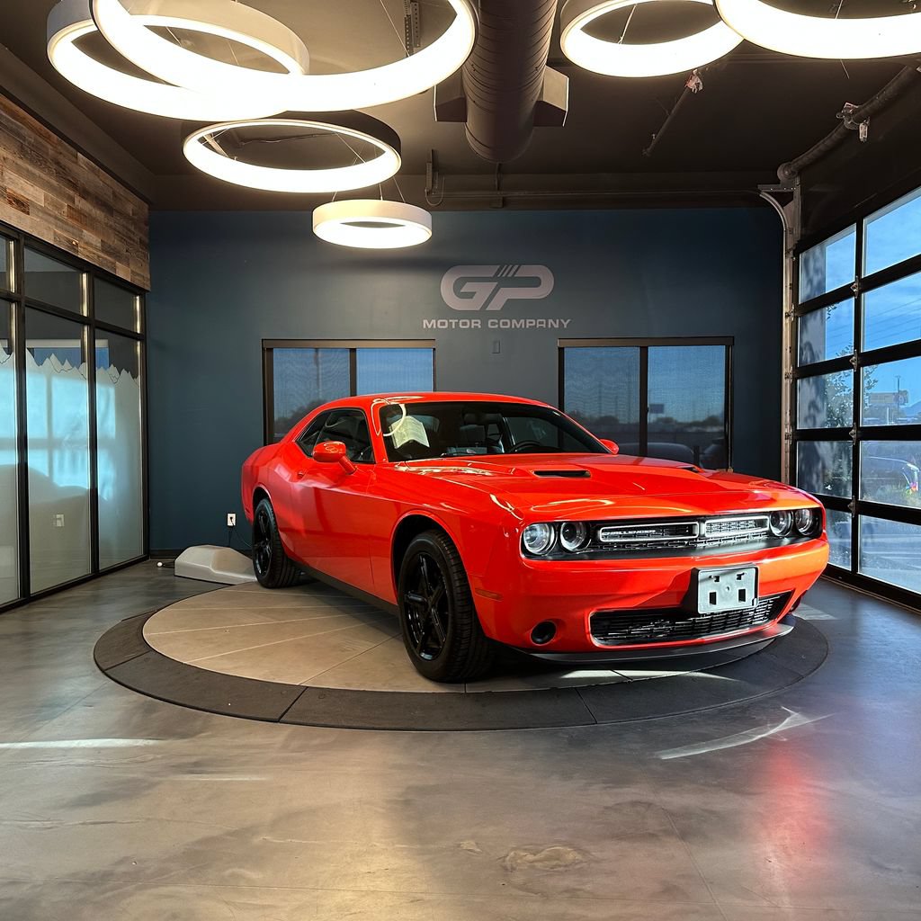 Used 2016 Dodge Challenger SXT RWD image 1
