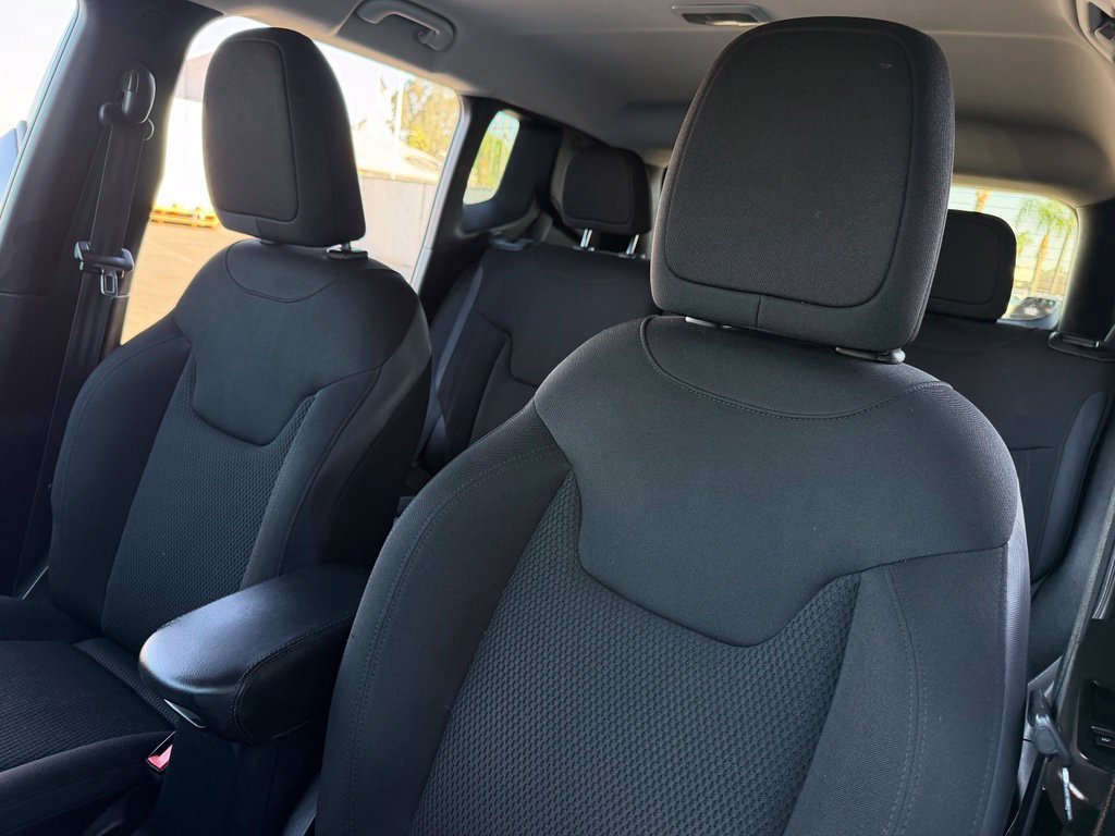 Used 2018 Jeep Renegade Altitude w/ UConnect 8.4 Nav Group FWD image 16