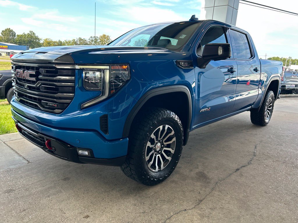 Used 2023 GMC Sierra 1500 AT4 w/ AT4 Premium Package AWD/4WD image 4