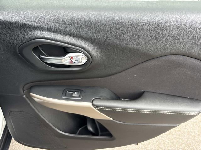 Used 2017 Jeep Cherokee Latitude w/ Comfort/Convenience Group image 19