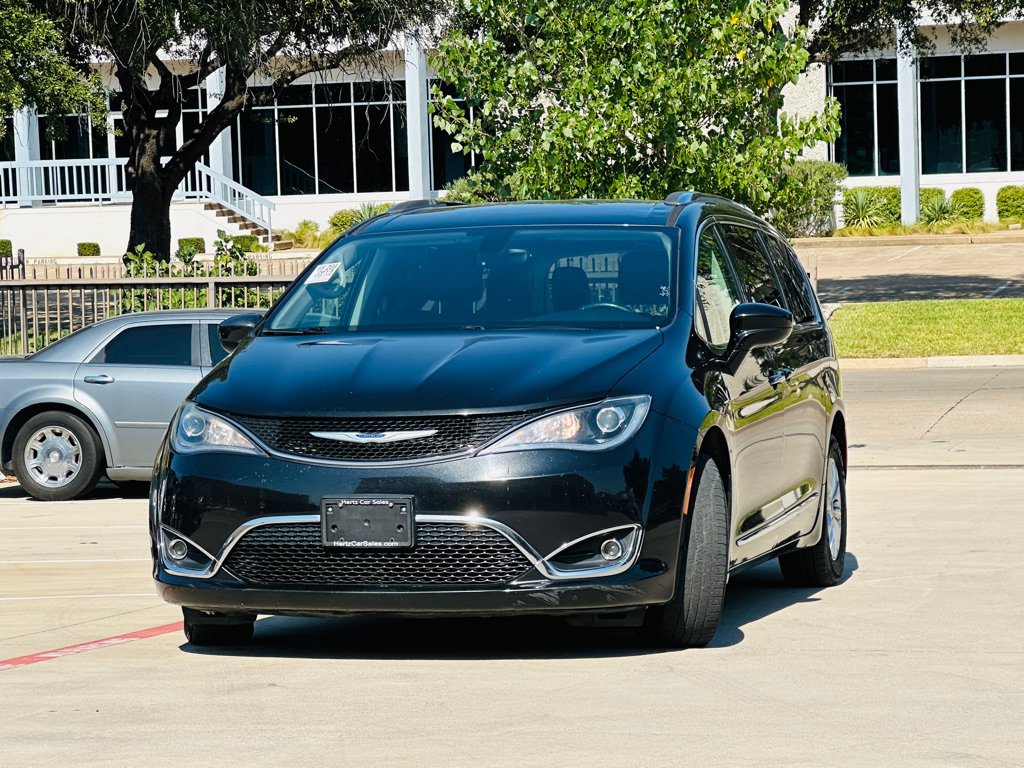 Used 2019 Chrysler Pacifica Touring-L FWD image 3