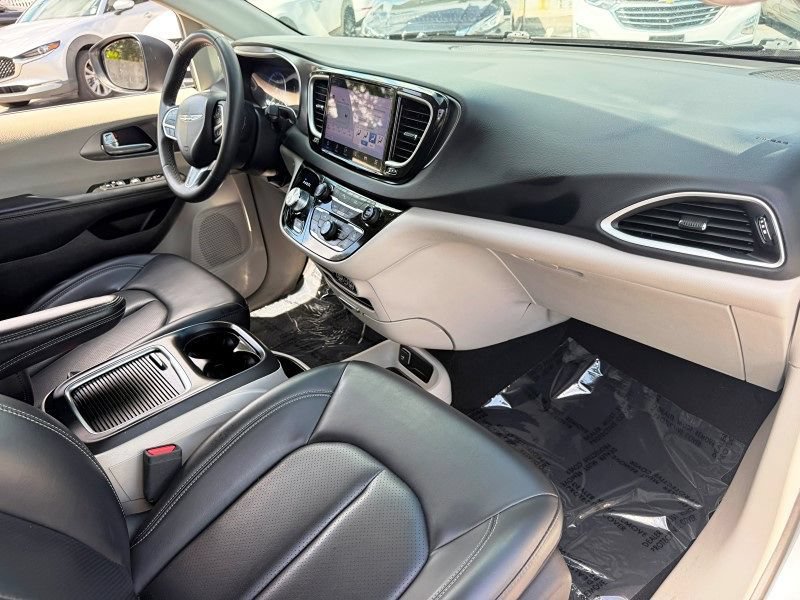 Used 2023 Chrysler Pacifica Touring-L FWD image 18