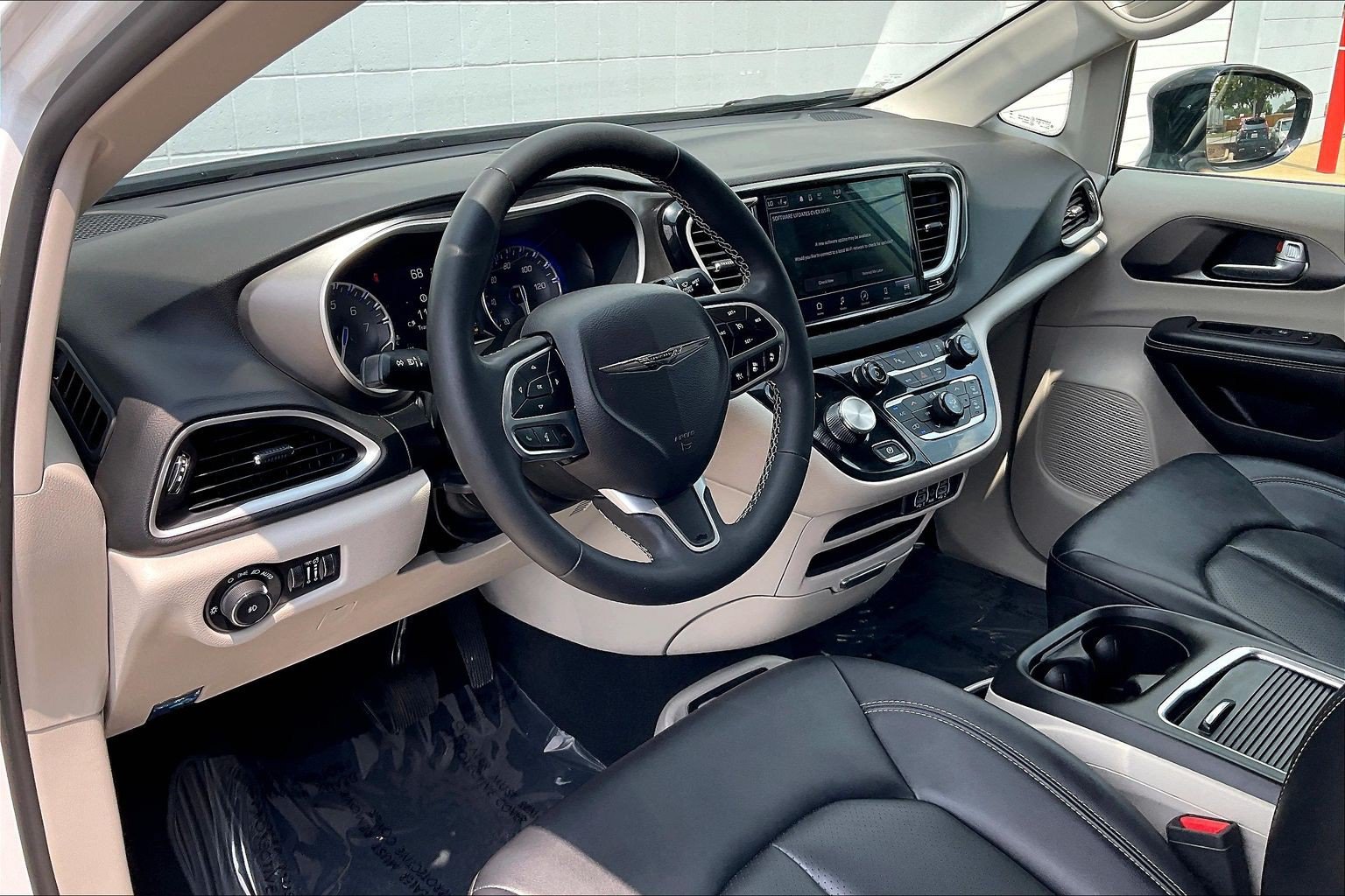 Used 2024 Chrysler Pacifica Touring-L FWD image 18