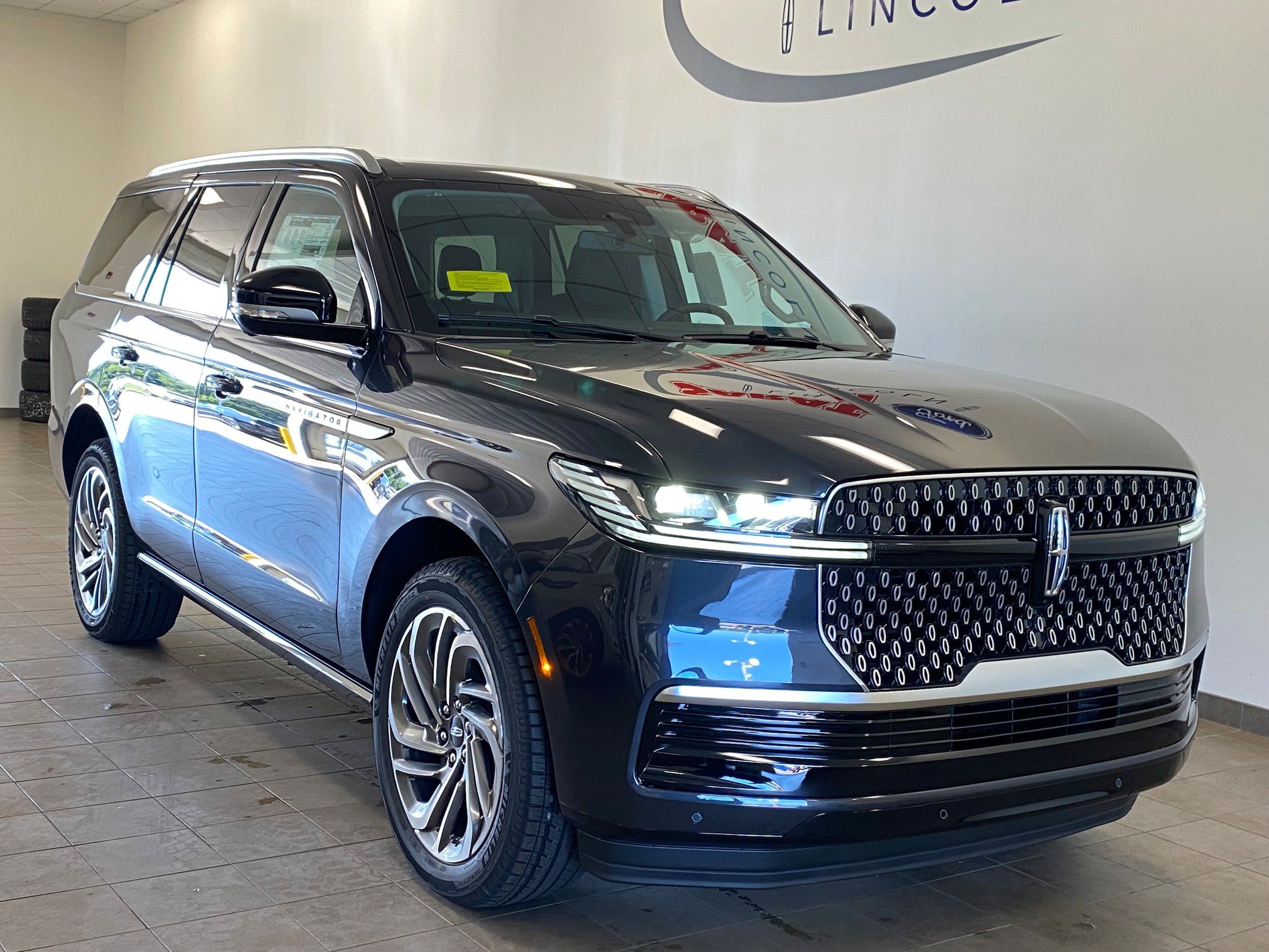 New 2027 Lincoln Navigator Reserve AWD/4WD image 2