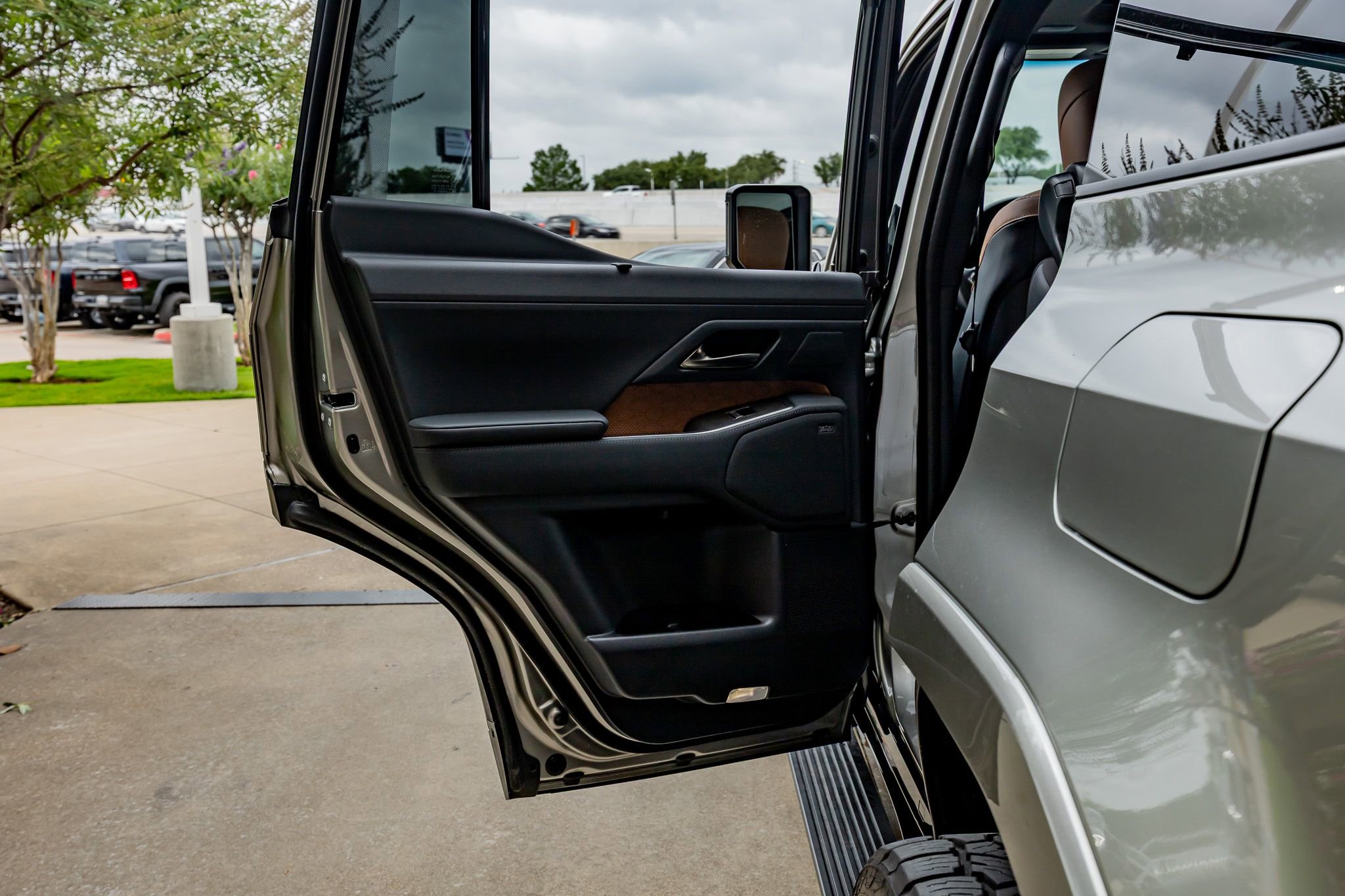 Used 2025 Lexus GX 550 w/ Accessory Package (2T) AWD/4WD image 39