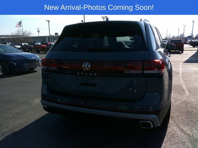 Used 2024 Volkswagen Atlas Peak Edition SEL AWD/4WD image 3
