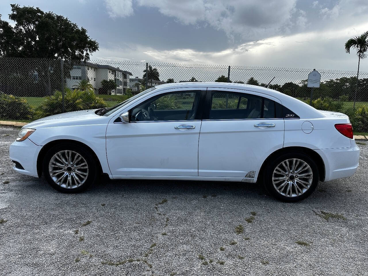 Used 2011 Chrysler 200 Limited FWD image 2
