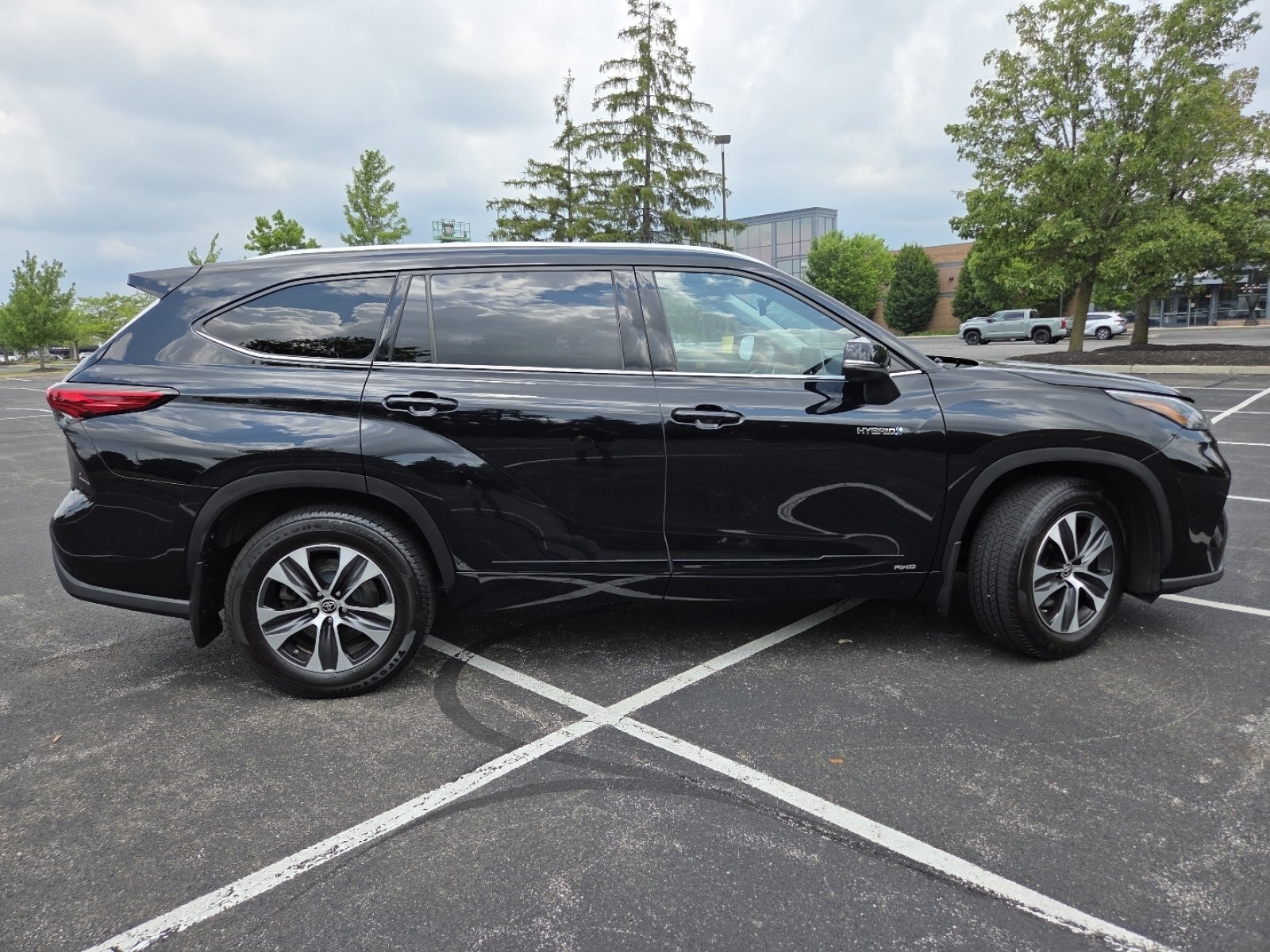 Used 2020 Toyota Highlander XLE AWD/4WD image 24