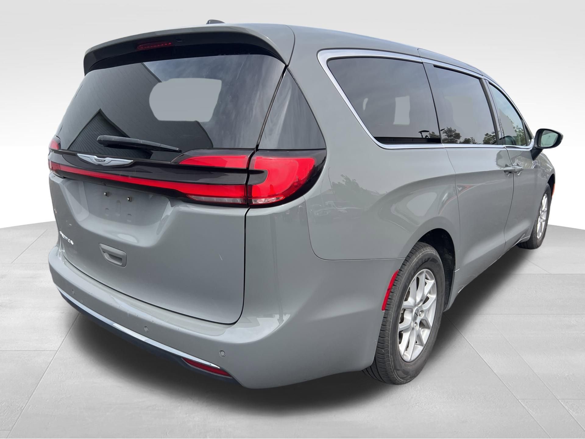 Used 2023 Chrysler Pacifica Touring-L FWD image 5
