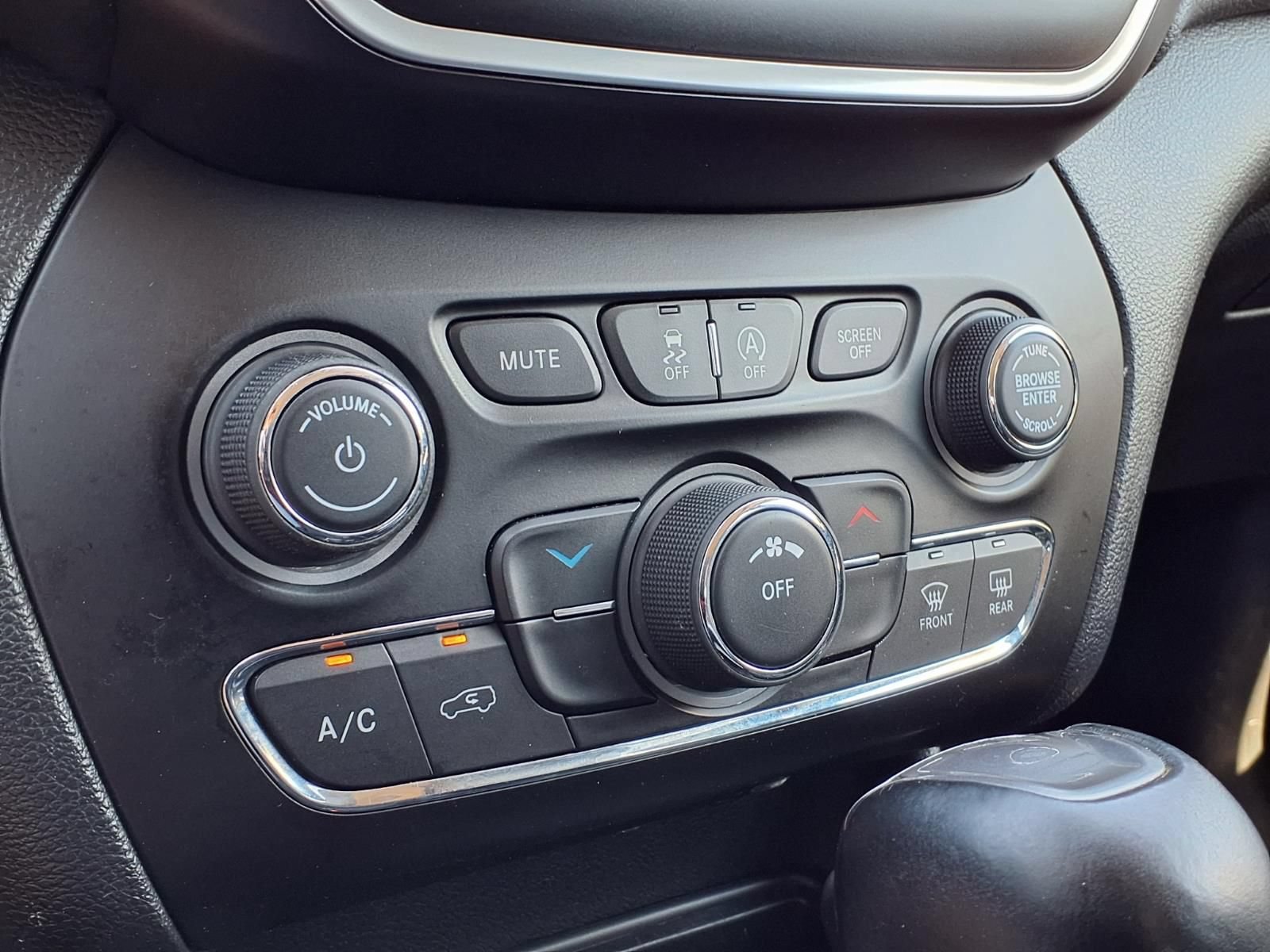 Used 2020 Jeep Cherokee Latitude Plus FWD image 27