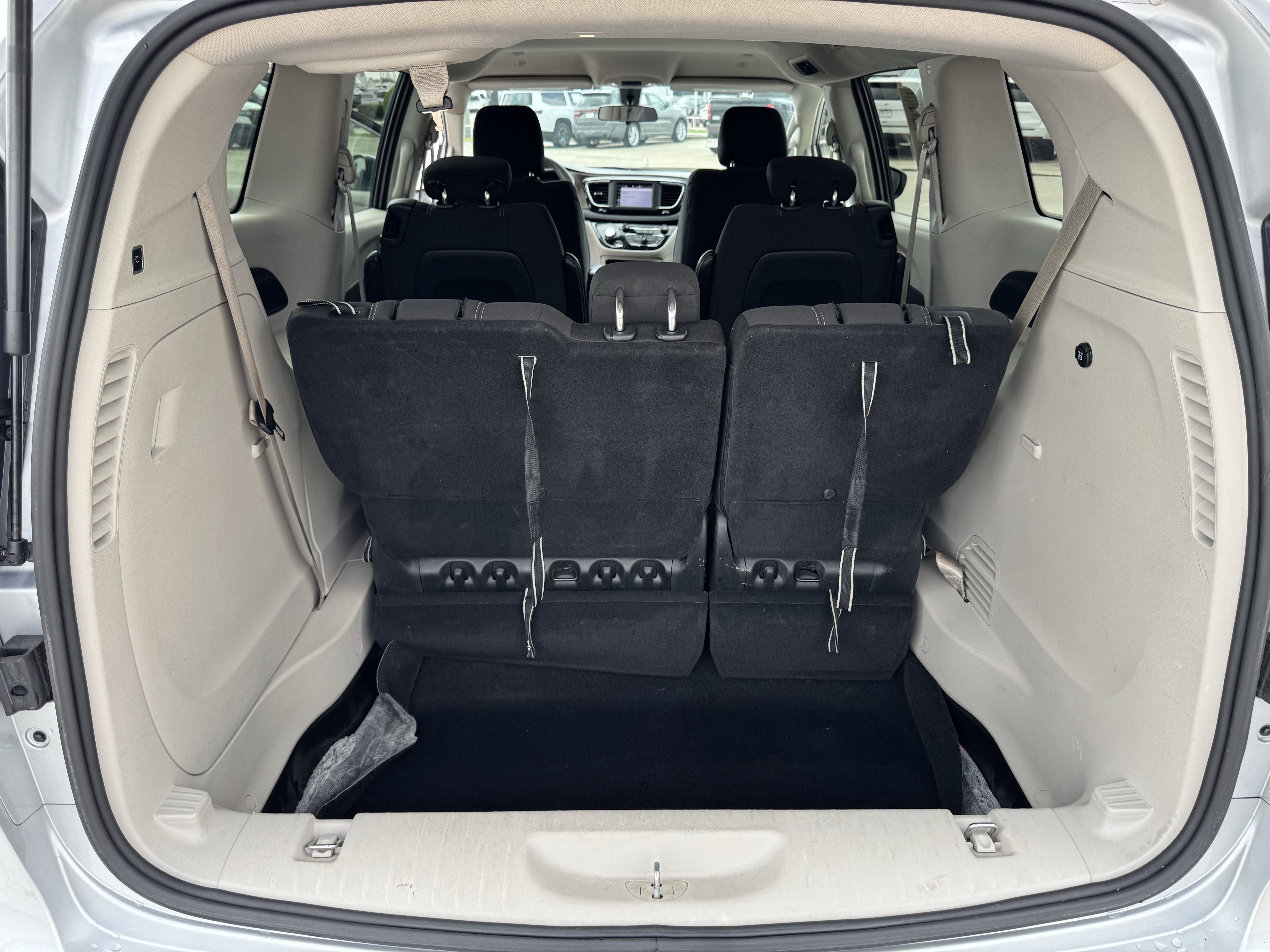 Used 2022 Chrysler Voyager LX image 30