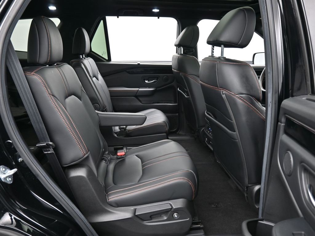 Used 2025 Honda Pilot TrailSport image 39