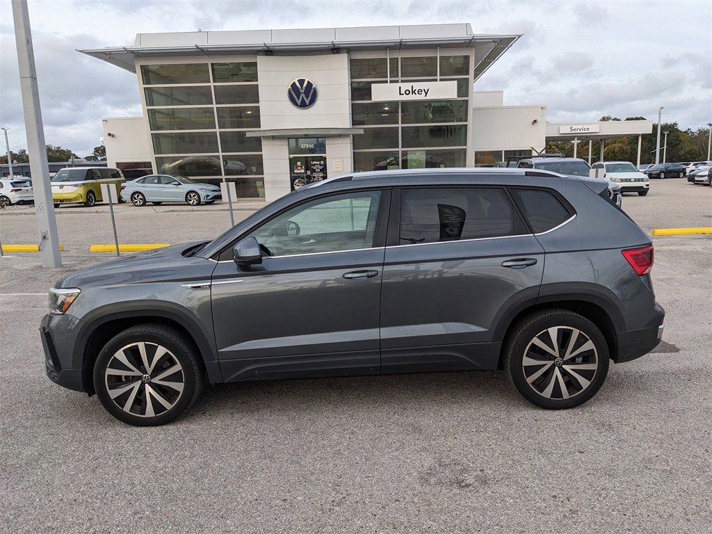 Certified 2023 Volkswagen Taos SE w/ Panoramic Sunroof Package image 3