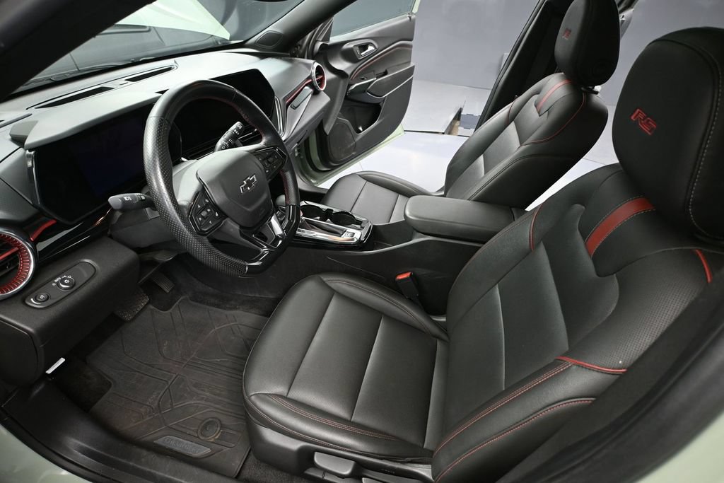 Used 2024 Chevrolet Trax RS w/ Sunroof Package FWD image 17
