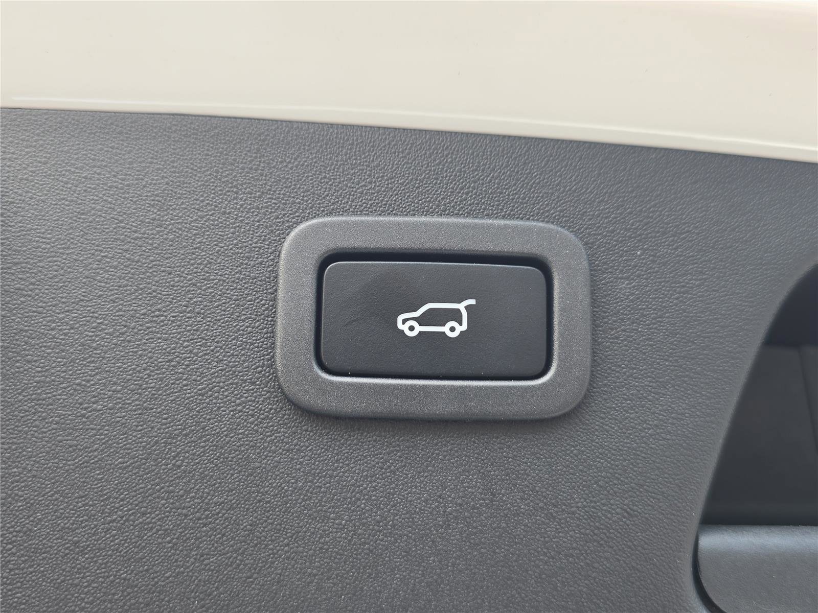 Used 2020 Jaguar E-PACE SE image 12