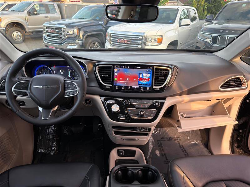 Used 2024 Chrysler Pacifica Touring-L FWD image 27