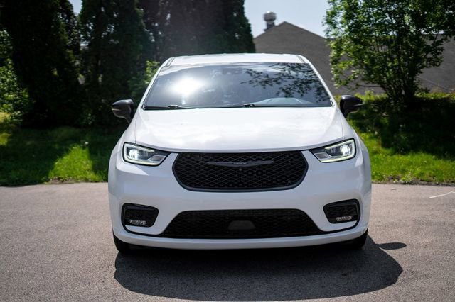 Used 2024 Chrysler Pacifica Limited FWD image 2