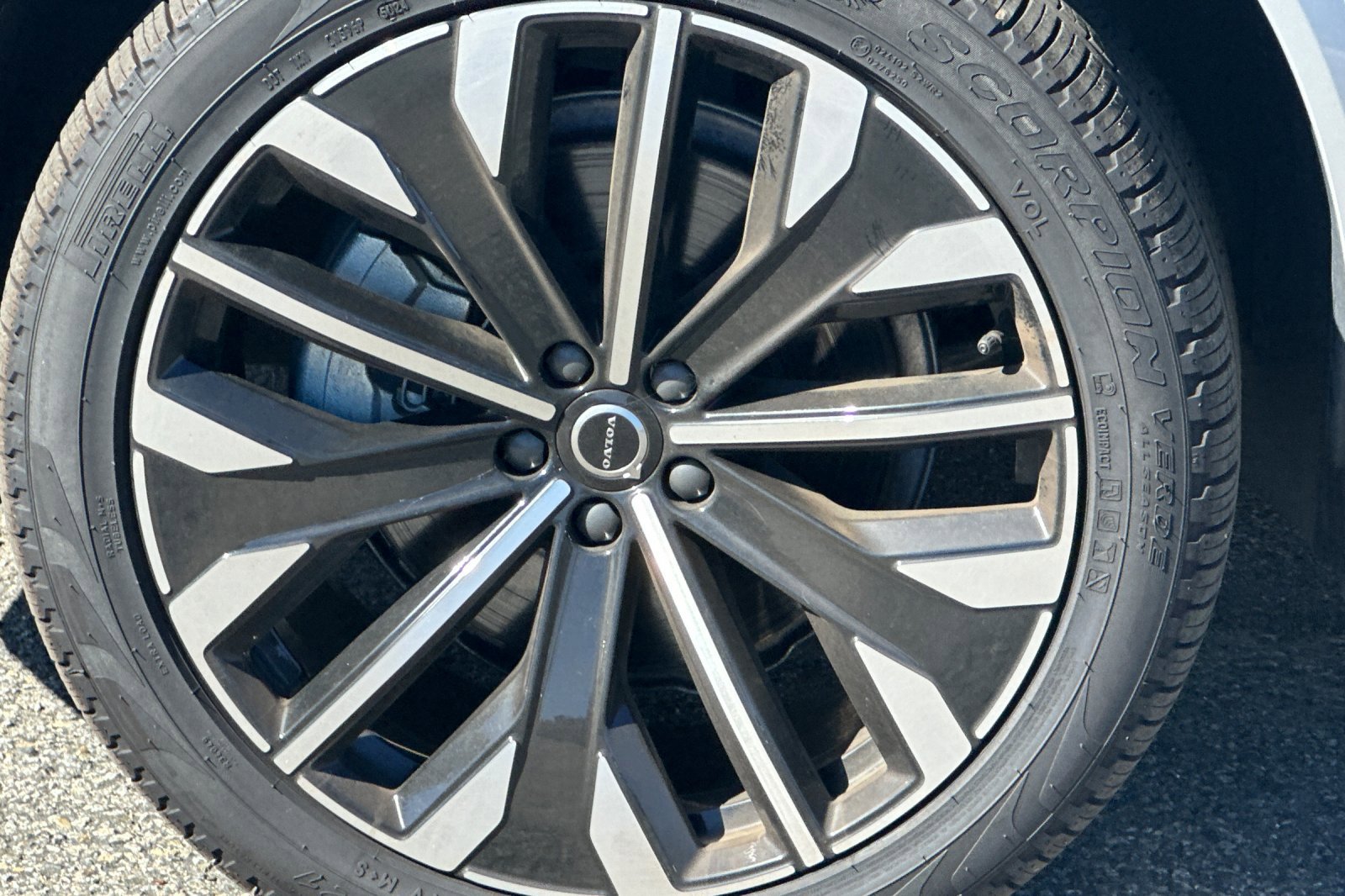 Certified 2025 Volvo XC90 B5 Core w/ Protection Package Premier image 32