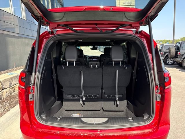 New 2027 Chrysler Pacifica Select FWD image 5