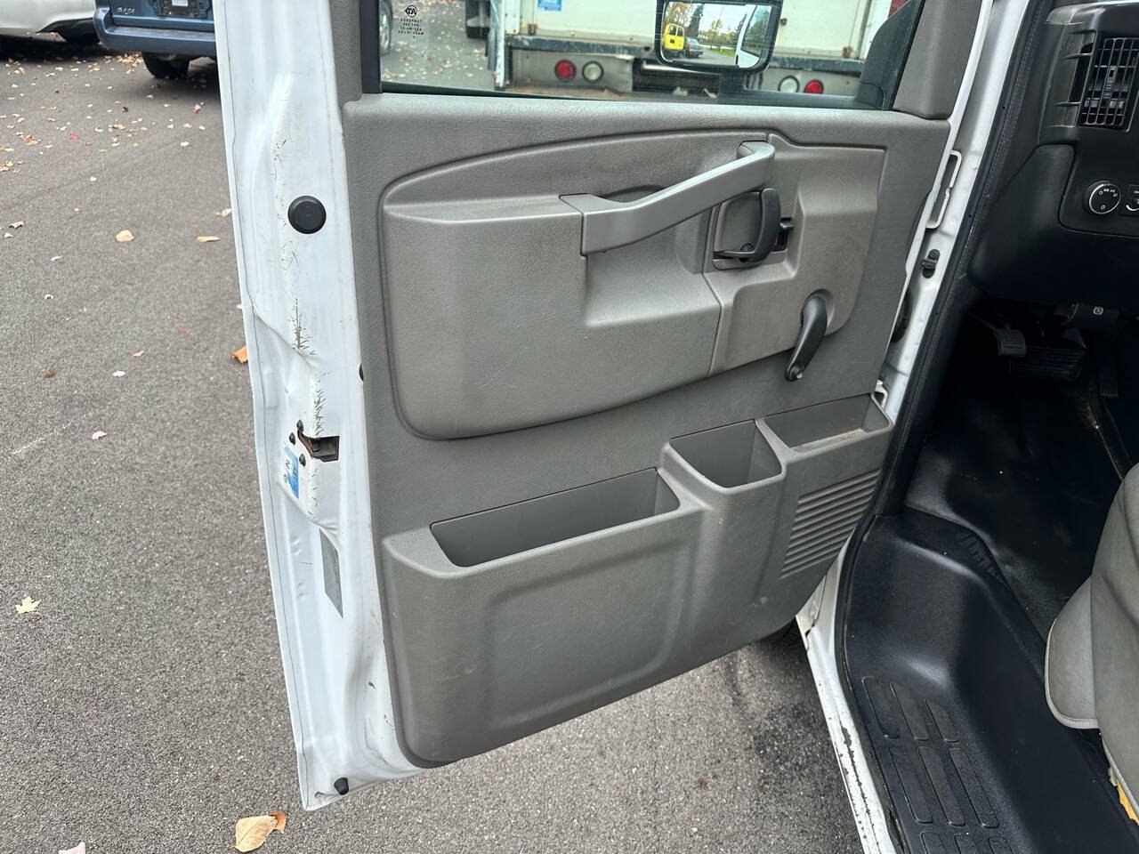 Used 2017 Chevrolet Express 3500 RWD image 14