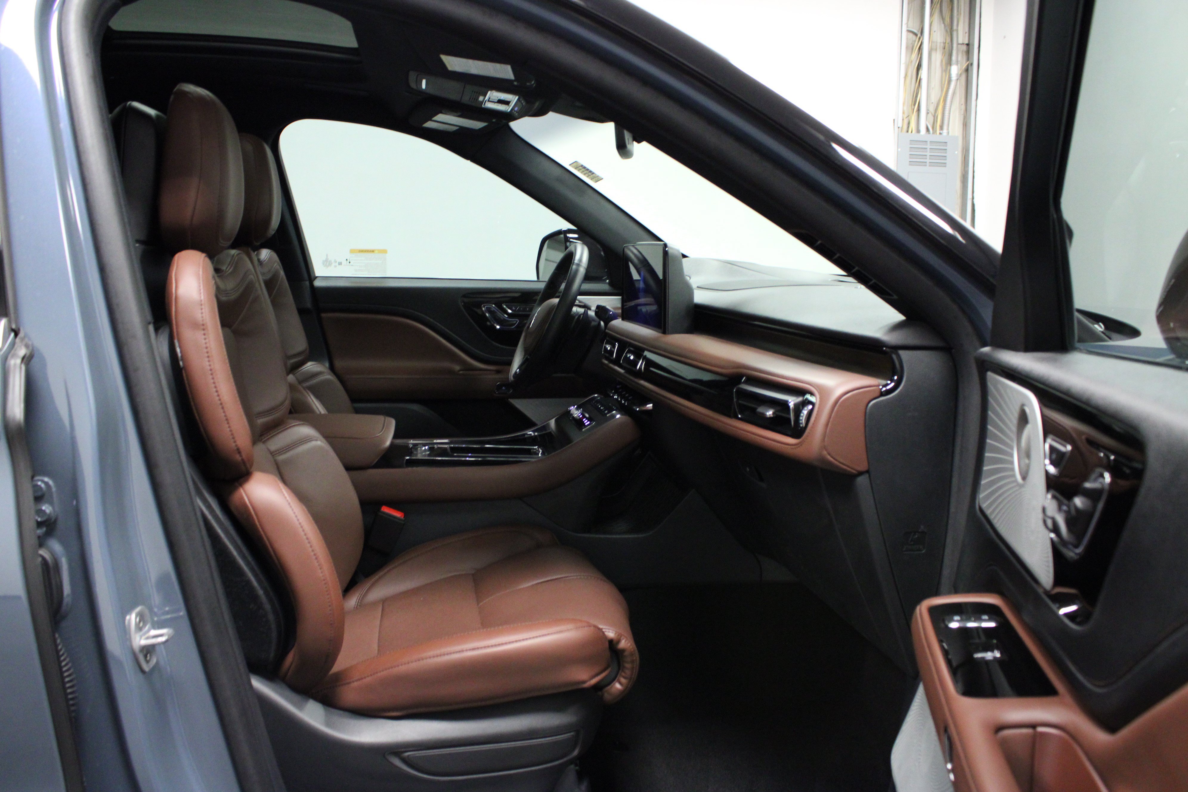 Used 2025 Lincoln Aviator Reserve w/ Luxury Package RWD image 17