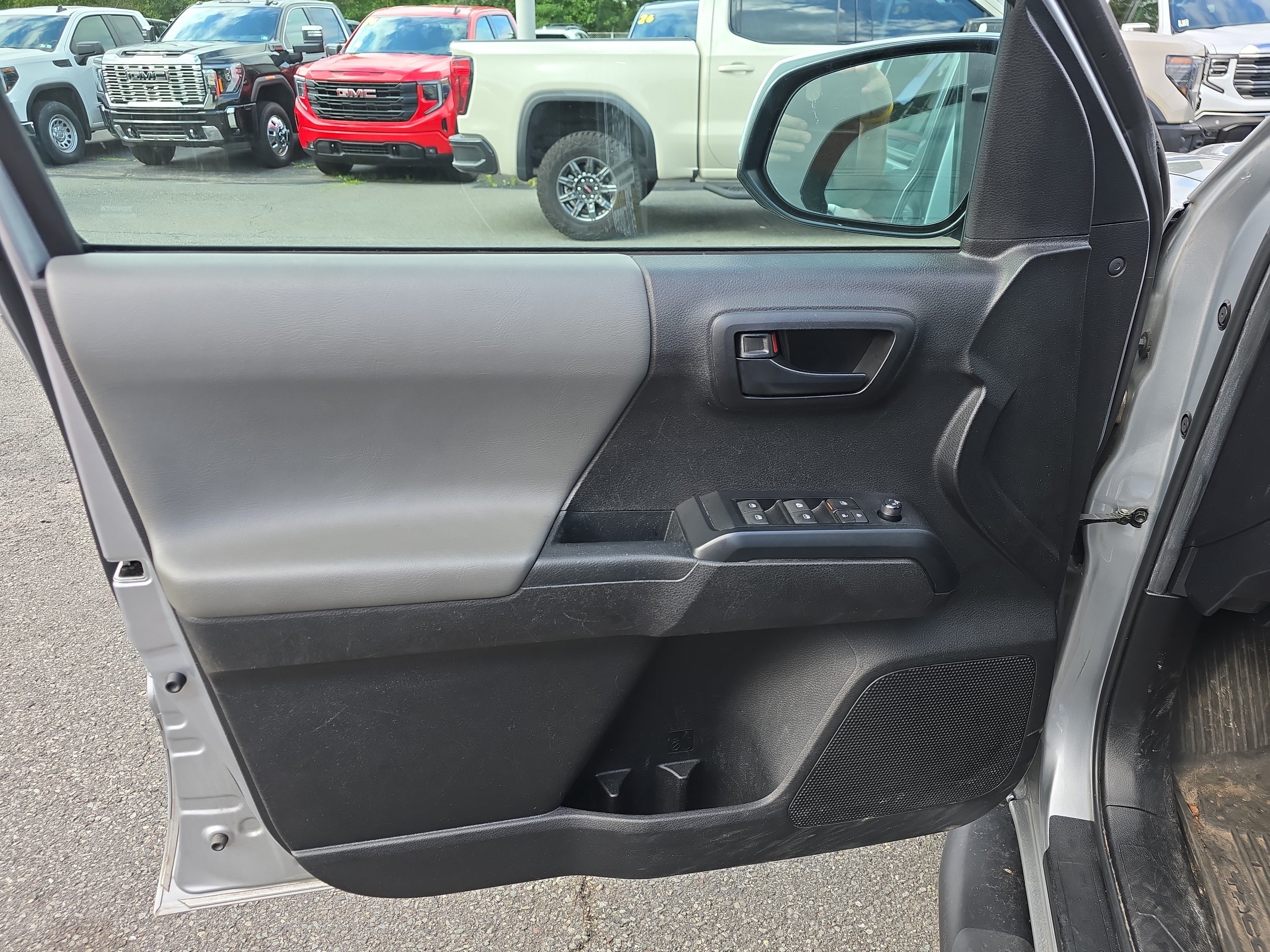 Used 2022 Toyota Tacoma SR AWD/4WD image 16