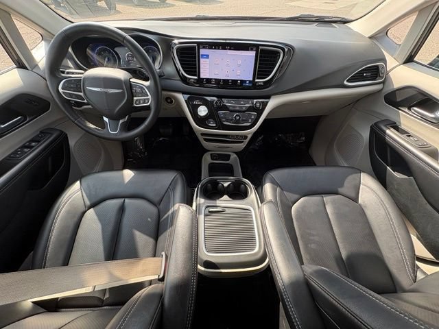 Used 2024 Chrysler Pacifica Touring-L FWD image 9
