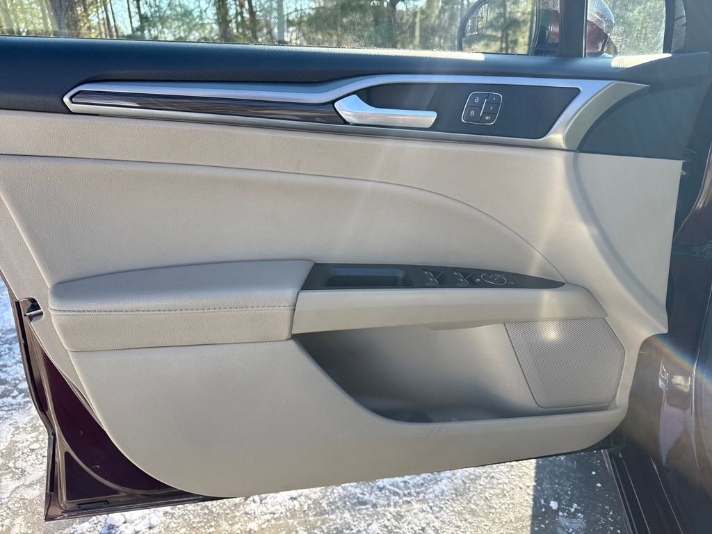 Used 2017 Ford Fusion SE w/ Fusion SE Technology Package image 23