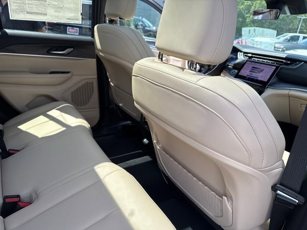 New 2025 Jeep Grand Cherokee Limited w/ Black Appearance Package image 25