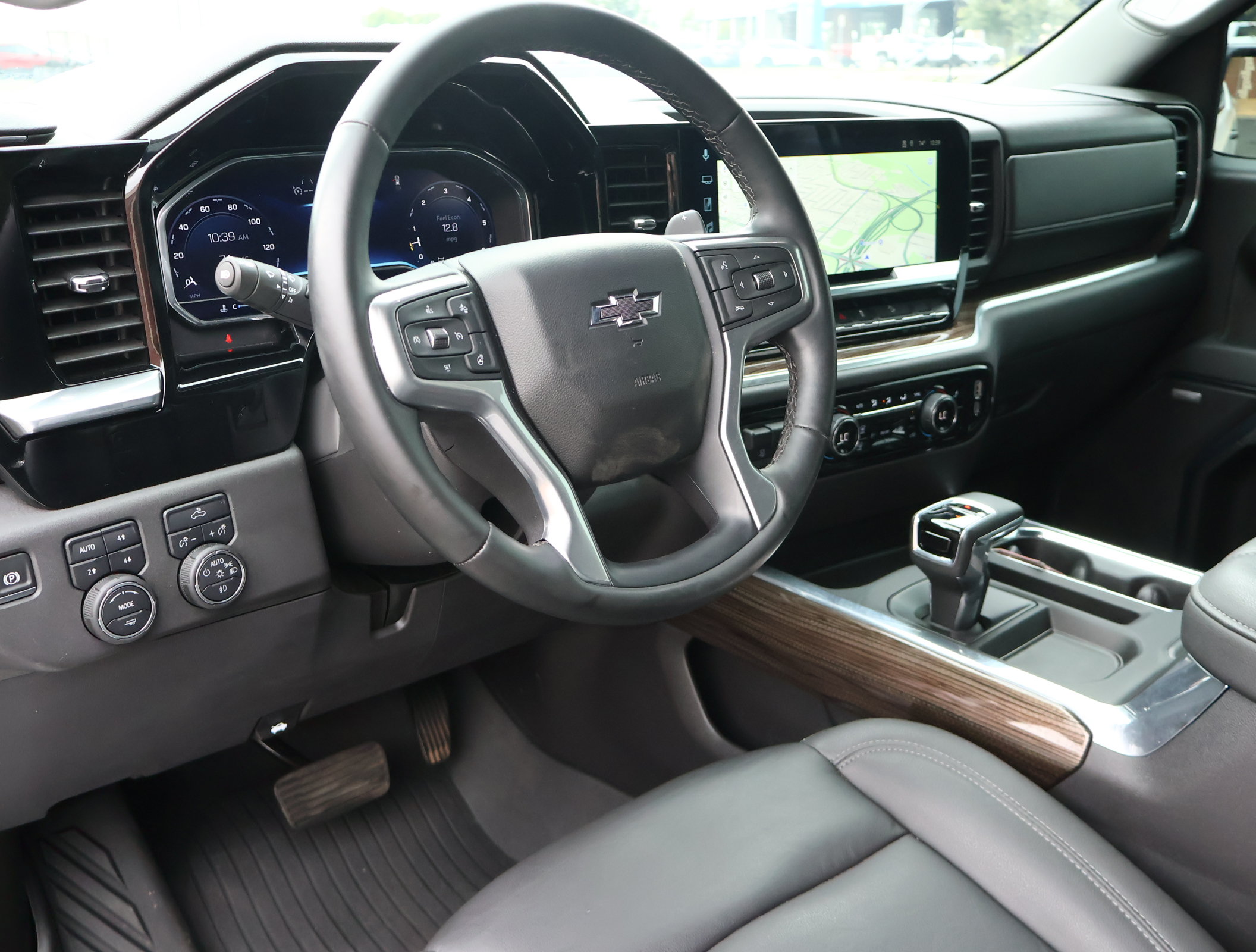 Used 2025 Chevrolet Silverado 1500 LT Trail Boss w/ Convenience Package II AWD/4WD image 3