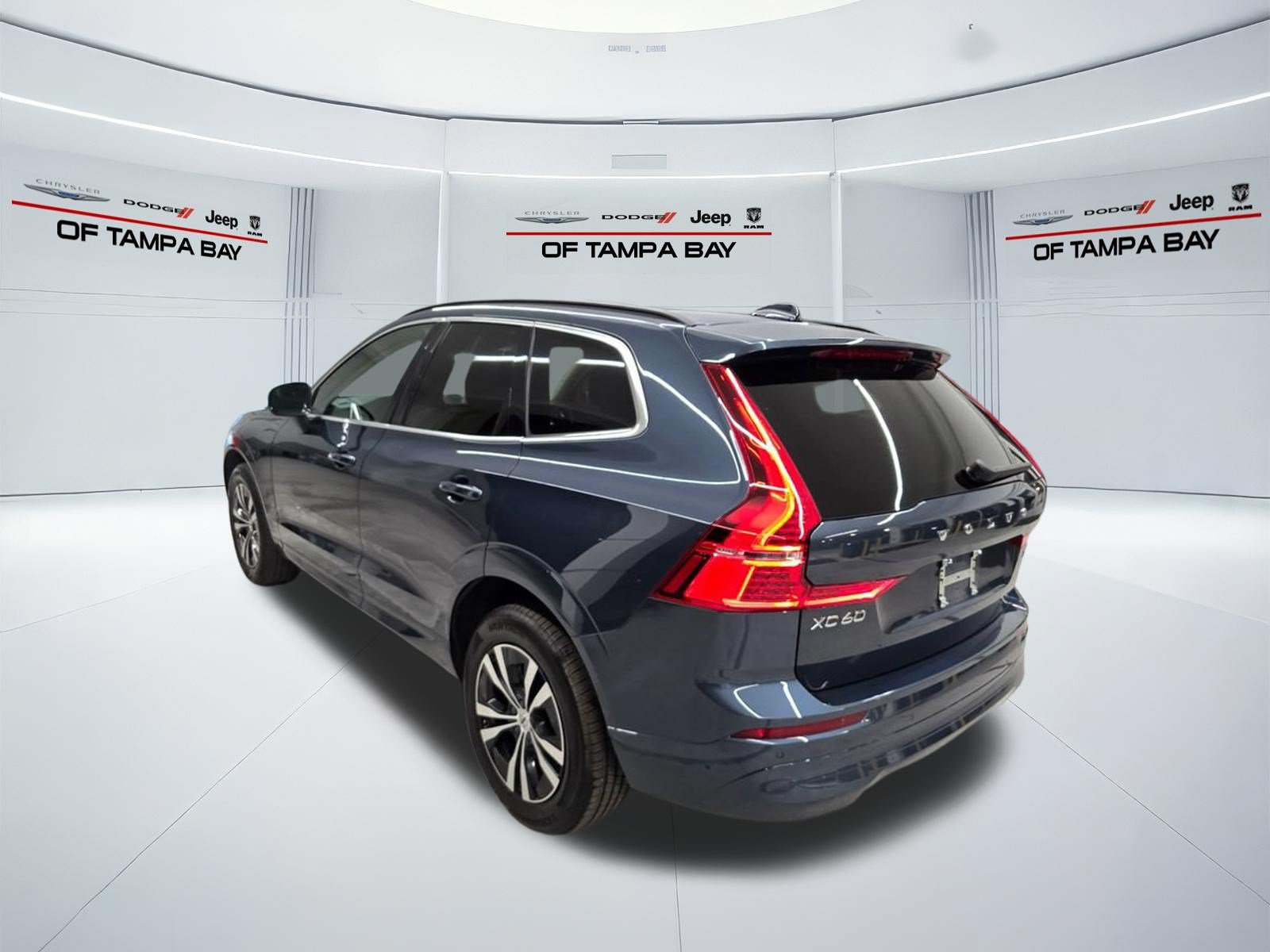 Used 2023 Volvo XC60 B5 Core AWD/4WD image 4