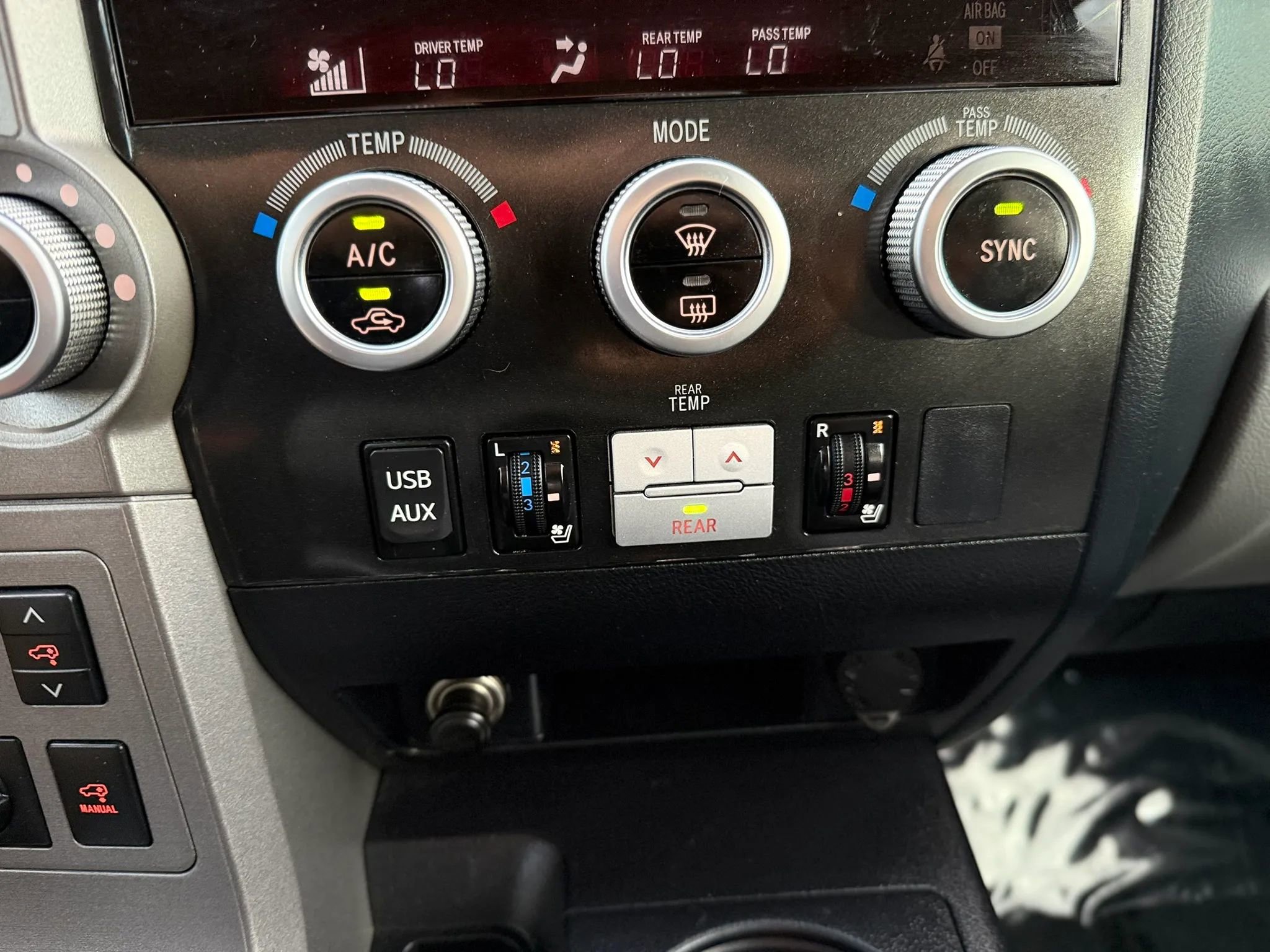 Used 2014 Toyota Sequoia Platinum w/ Preferred Accessory Package AWD/4WD image 39