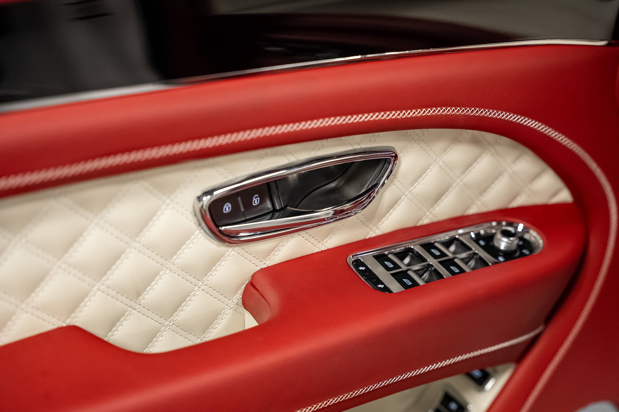 Used 2022 Bentley Bentayga image 55