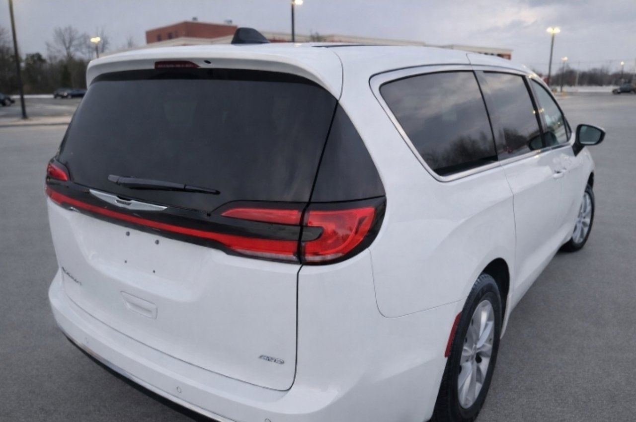 Used 2023 Chrysler Pacifica Touring-L image 3