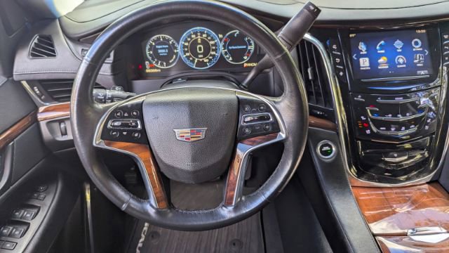 Used 2015 Cadillac Escalade Luxury image 25