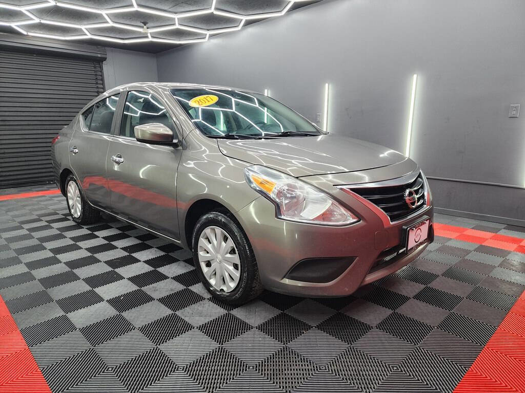 Used 2017 Nissan Versa SV FWD image 4