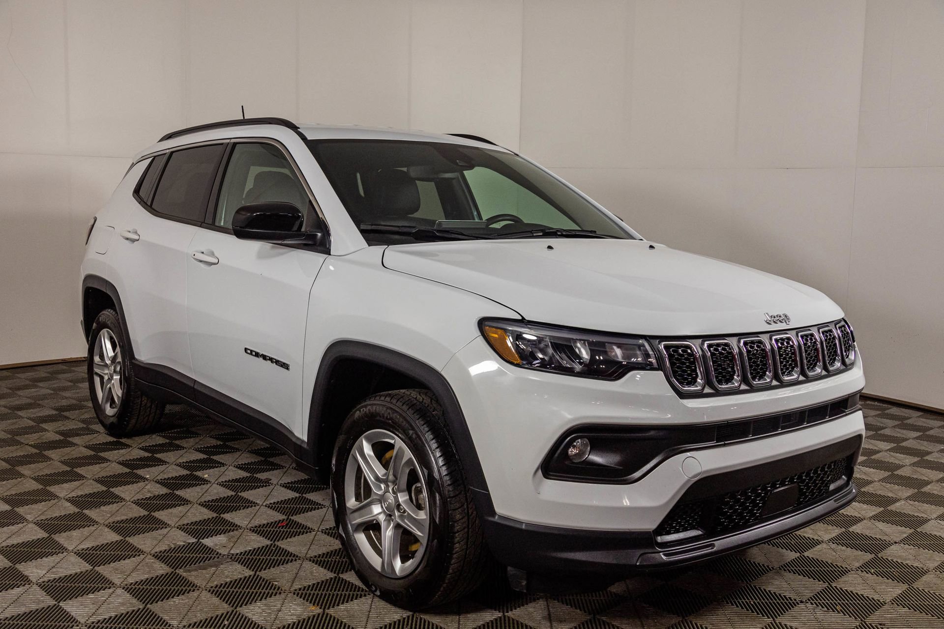 Used 2023 Jeep Compass Latitude image 10