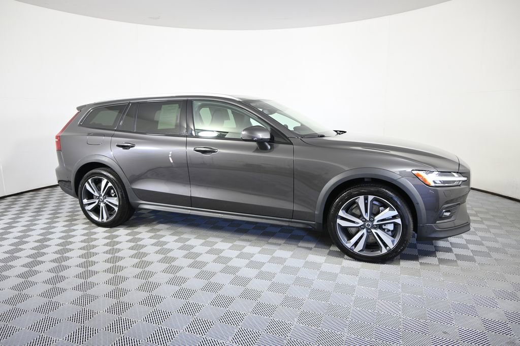 Used 2025 Volvo V60 B5 Cross Country Plus AWD/4WD image 8