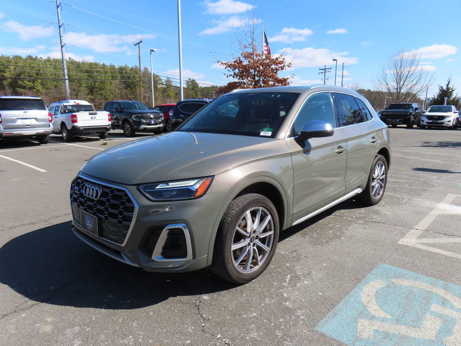 Used 2023 Audi SQ5 Premium w/ Convenience Package image 3