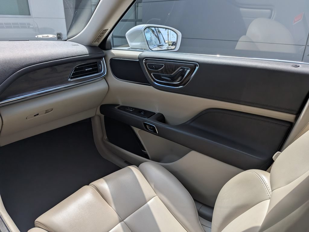 Used 2019 Lincoln Continental Premiere FWD image 18