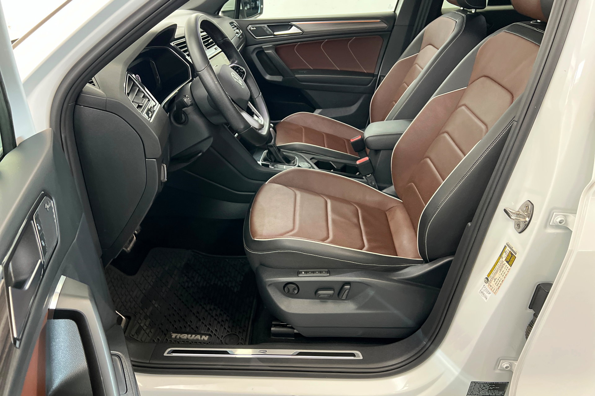 Used 2022 Volkswagen Tiguan SEL R-Line AWD/4WD image 17