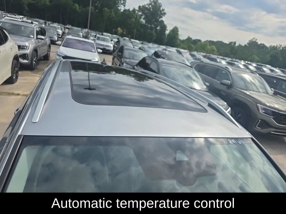 Used 2025 Volkswagen Taos SE w/ Panoramic Sunroof Package AWD/4WD image 8