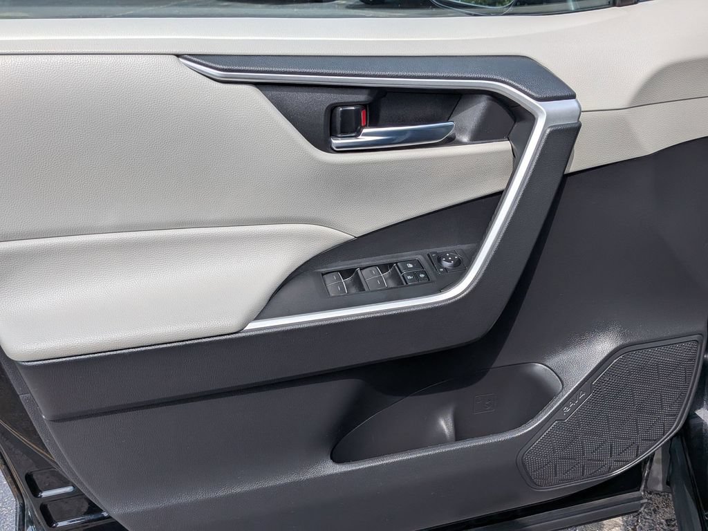 Used 2022 Toyota RAV4 XLE AWD/4WD image 9