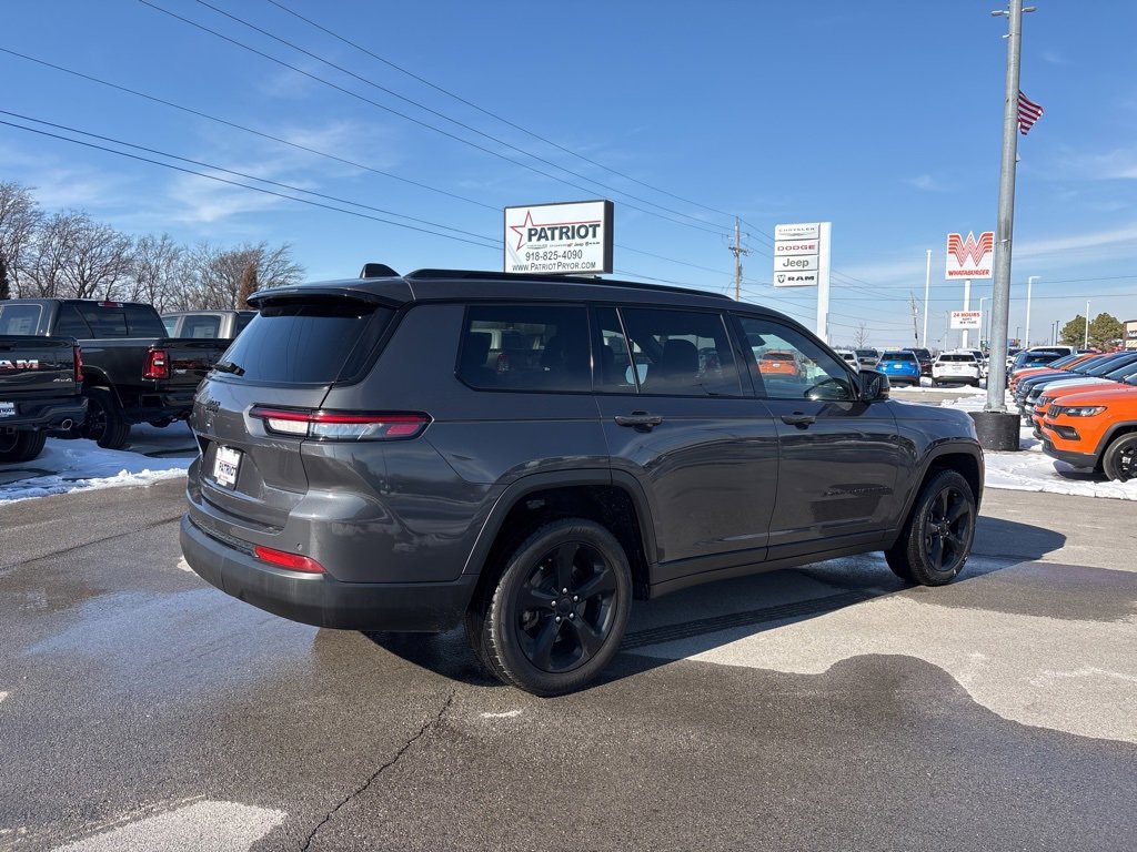 Used 2023 Jeep Grand Cherokee L Laredo image 3