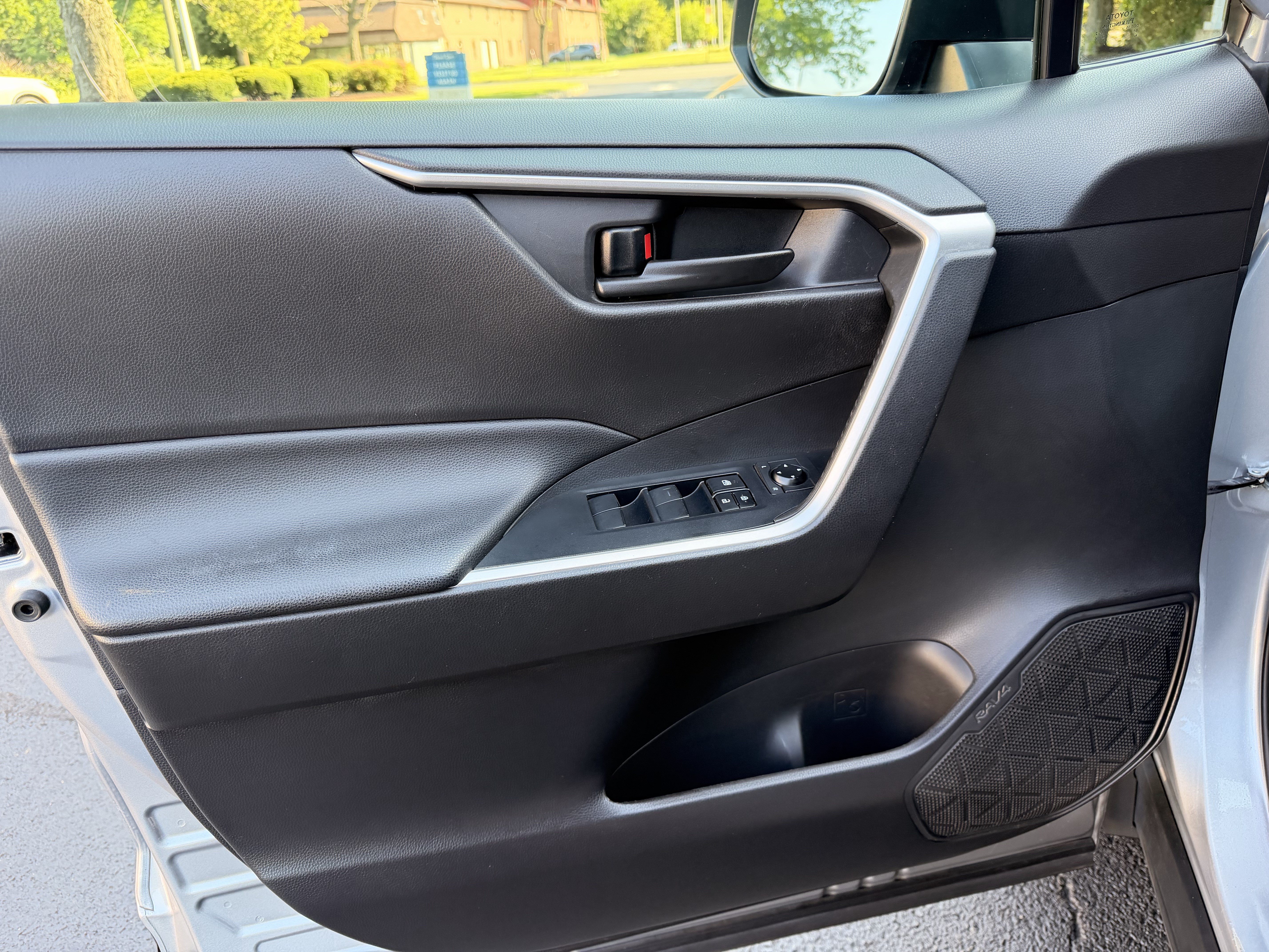 Used 2021 Toyota RAV4 LE AWD/4WD image 11