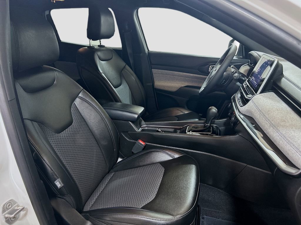 Used 2025 Jeep Compass Latitude image 24